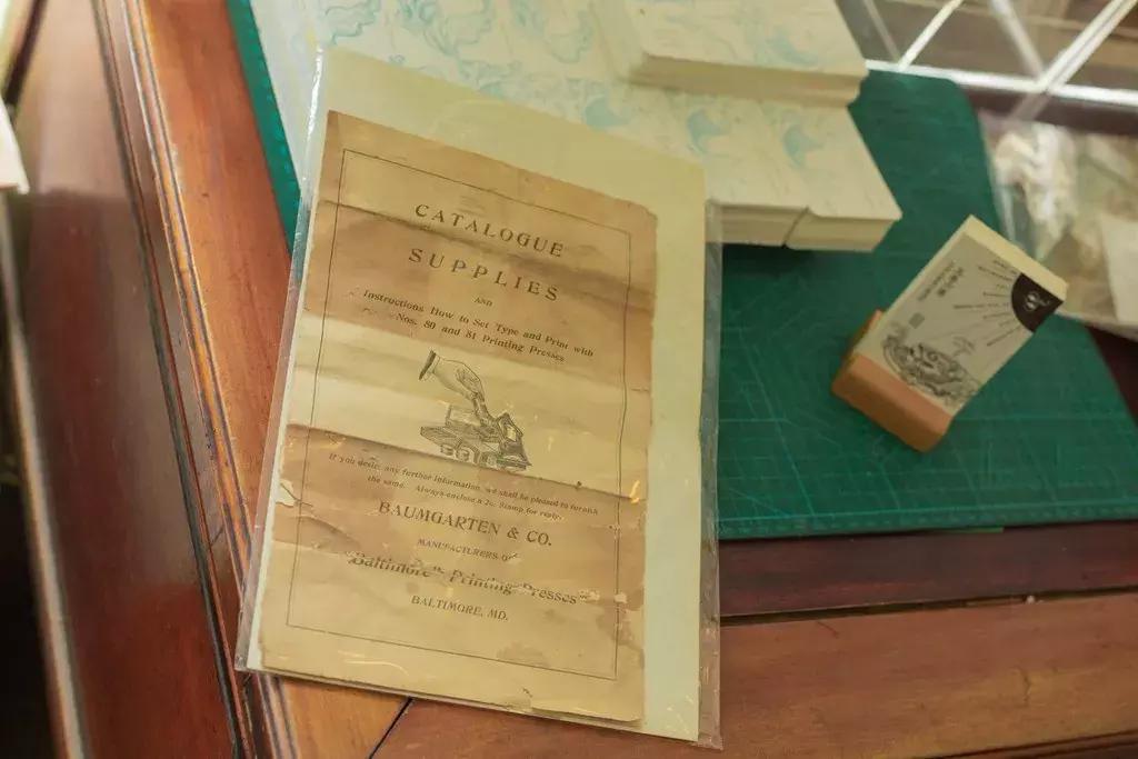 独此一家,机器跨越百年,户部山上的这家小店印出家乡生活的墨迹