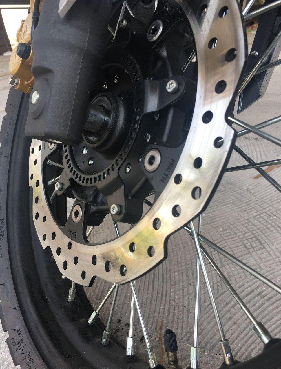 同事买了一辆日系车,同事买的摩托车