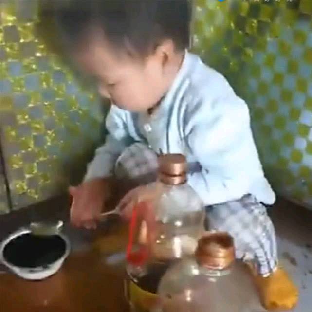 宝妈洗衣服时闻到一股酱油味,来到厨房一看,宝宝蹲着玩得起劲