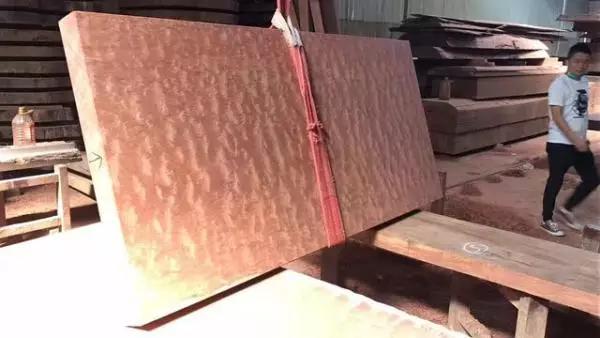 暗访广东天价大板生产基地,原料全是称斤拉木头,富豪还排队来买