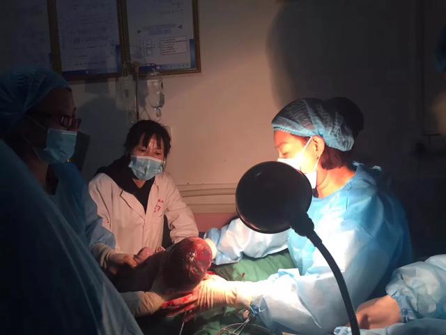 唐山援藏医疗队:一台产床上的剖宫产手术托起了藏族母女的生命