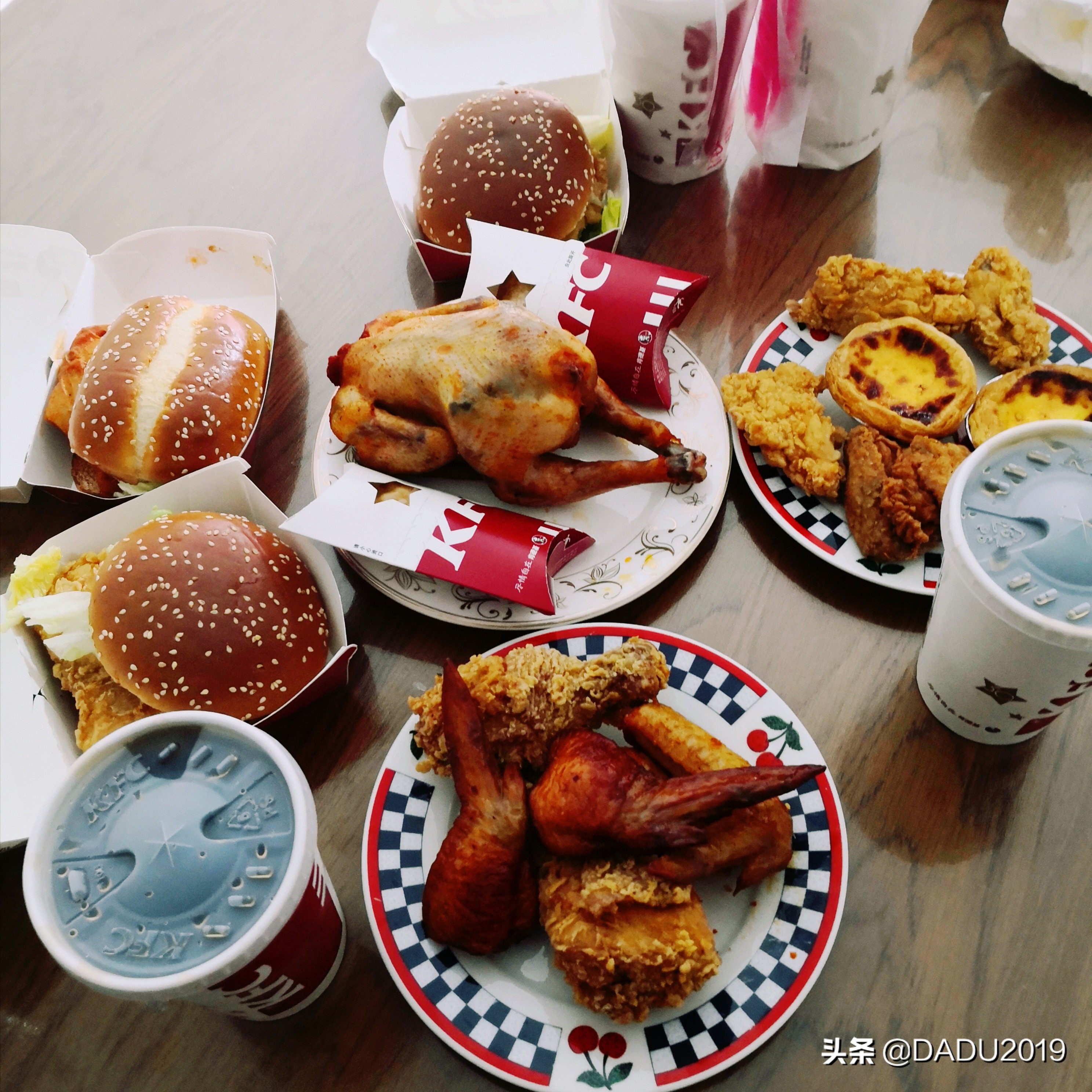 看肯德基之各种桶味道测评,肯德基新春巨大的金桶好吃吗