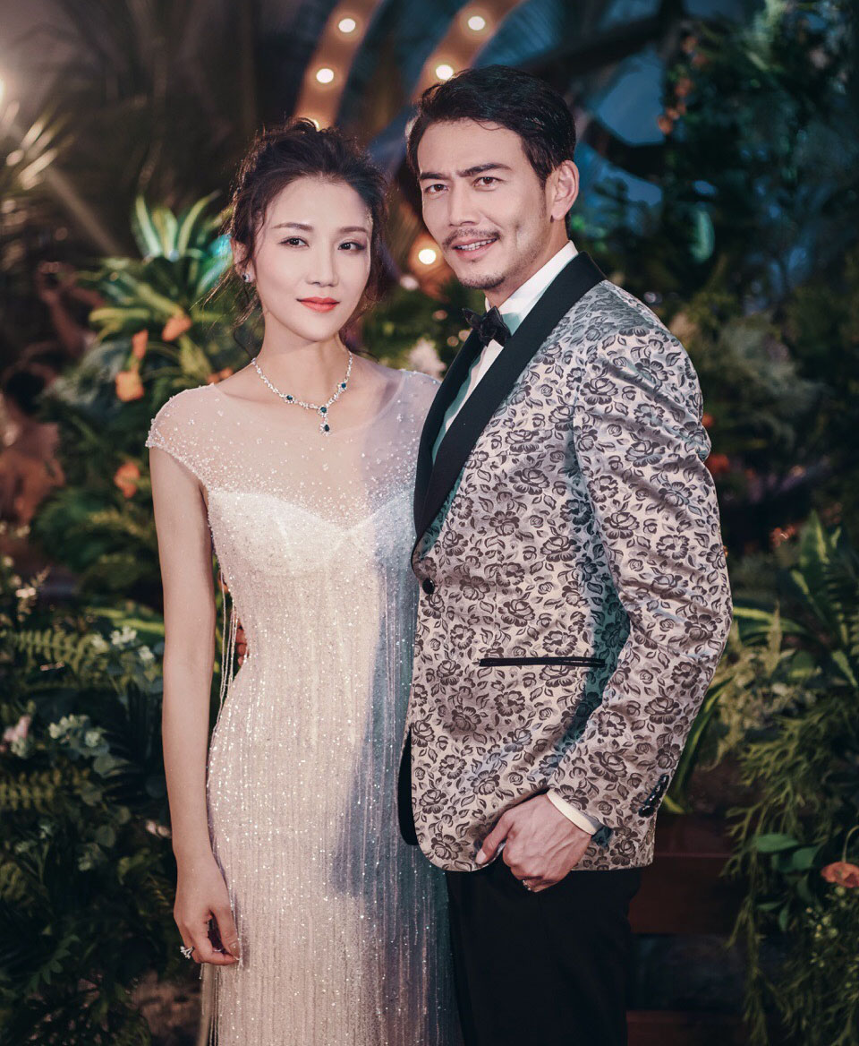 人设崩塌？杨烁出轨美女共度一晚，手机上被马赛克的手指细思极恐