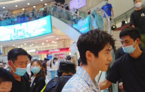 刘昊然绝美生图,刘昊然红条纹衫写真高清