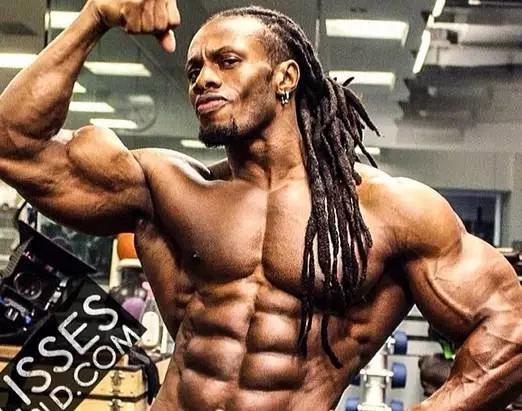 大屌哥的儿子小小年纪就已经练成了肌肉男，真是虎父无犬子