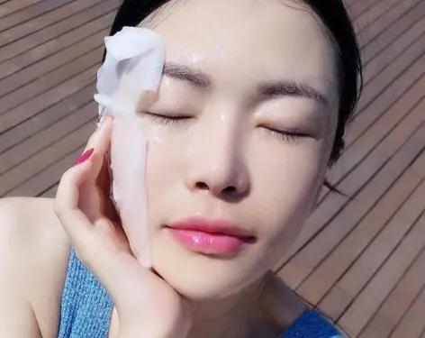 面膜里的塑料纸用不用揭掉,面膜里的塑料纸要不要贴在脸上