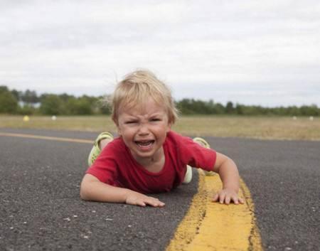 宝宝跌倒该怎么做,宝宝意外受伤正确处理方法