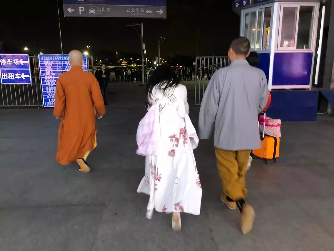 一个和尚的不完美救助：300个女人和孩子