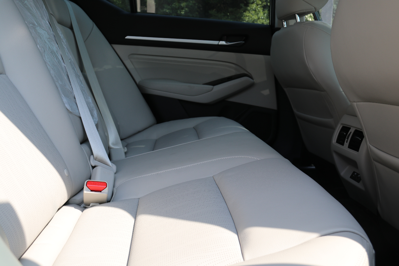 最新款天籁和第七代天籁对比,16万日系两厢车