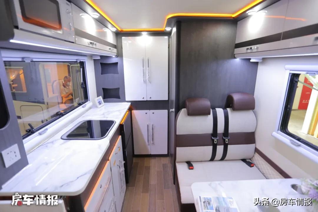 家用商旅两用房车柴油四驱版,福客特猛虎3.5四驱柴油房车