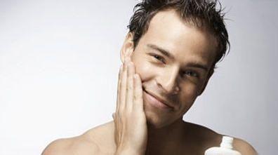 男人脸出油如何洗脸,男生脸部出油用什么爽肤水