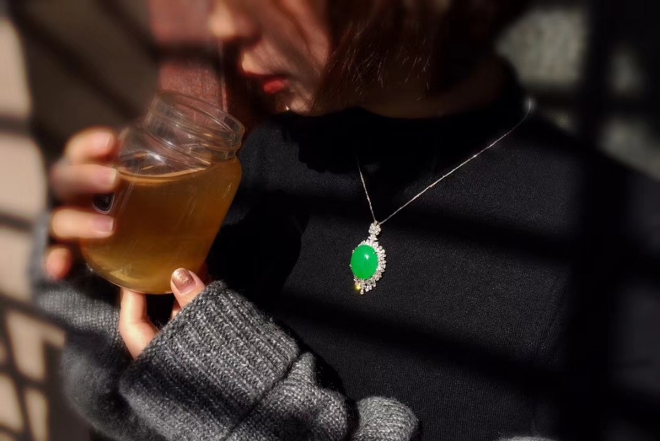 同样价格买翡翠还是钻石,同样价格买翡翠还是和田玉