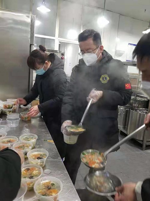 冬日暖暖！咸阳爱心企业为一线民警和医务人员送去饭菜水果
