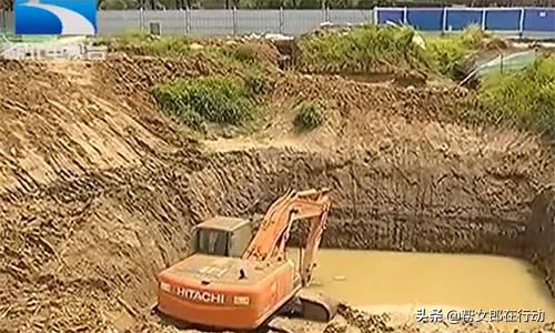 挖机停在坑里下雨被淹了,挖机在工地被淹了怎么和工地处理