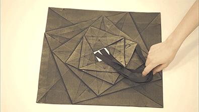 有褶皱的衣服和没褶皱的衣服对比,带褶皱的衣服怎么才能保持褶皱