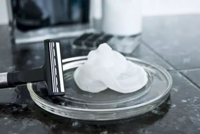 红酒渍干了怎么洗掉白衣服,衣服弄到红酒渍怎样洗得掉