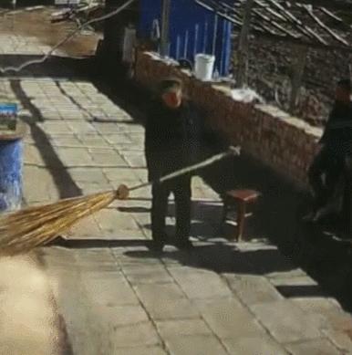 老人享受智慧新生活很难？网友：这届老baby不要太6！