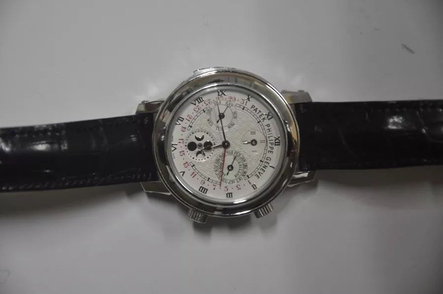 6万人围观！这位贪官的一块手表，起拍价720万元！...