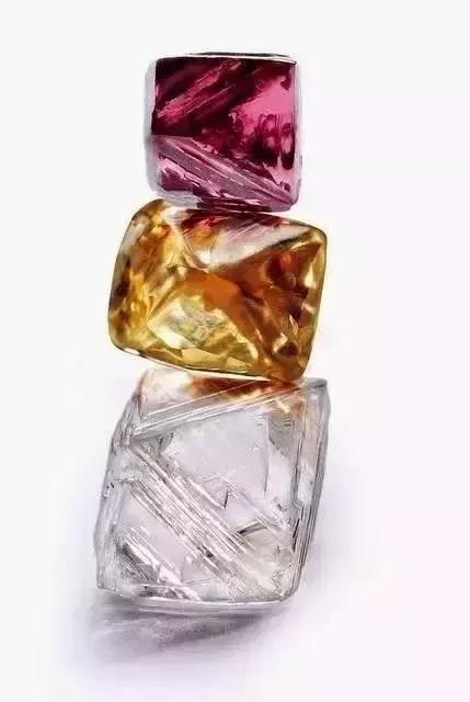 钻石的原石原来长这样,钻石的原石是特别的轻又硬