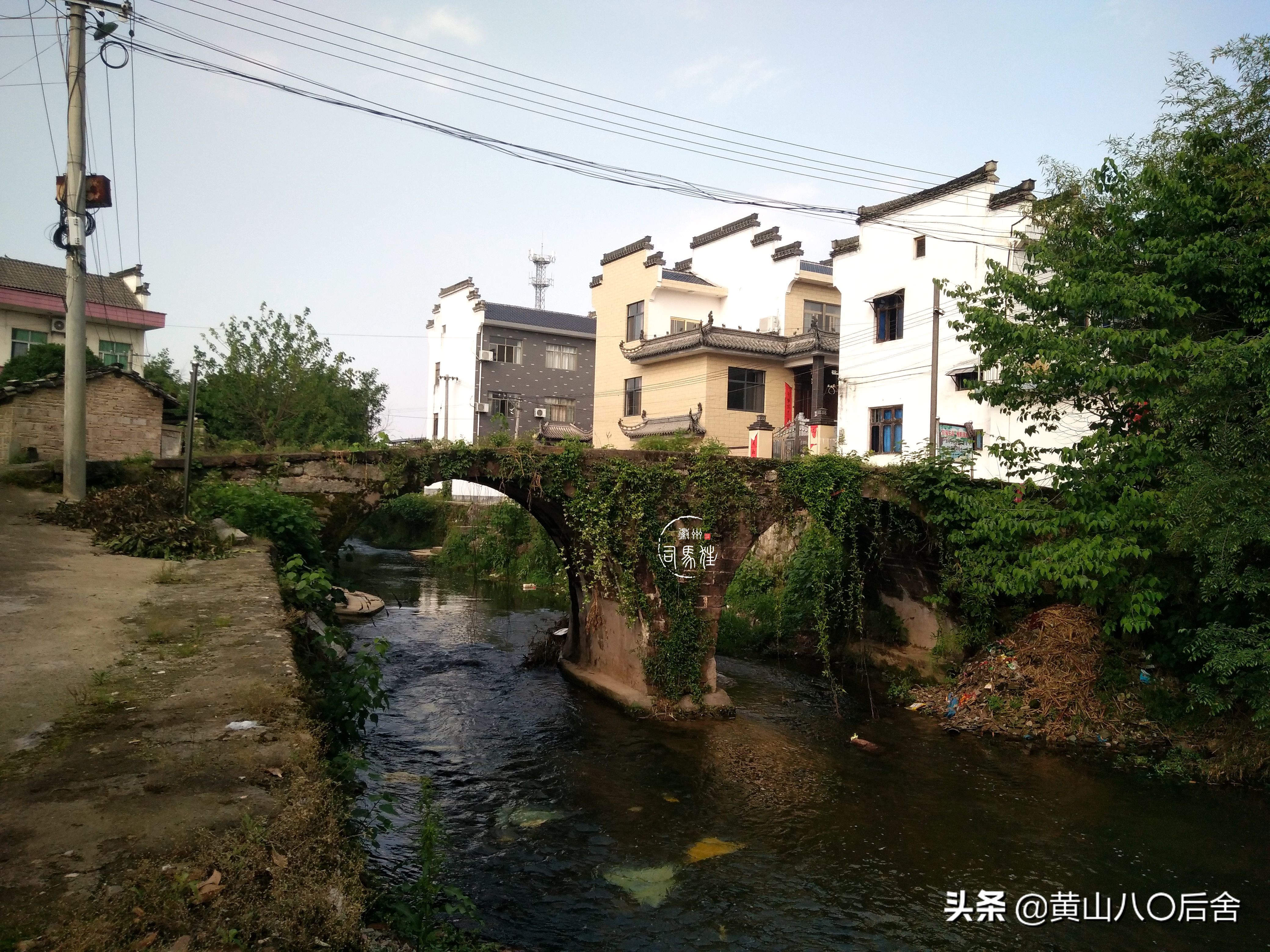 歙县有个村子,大家都姓淩,三点水的淩。这里还有吕洞宾的传说