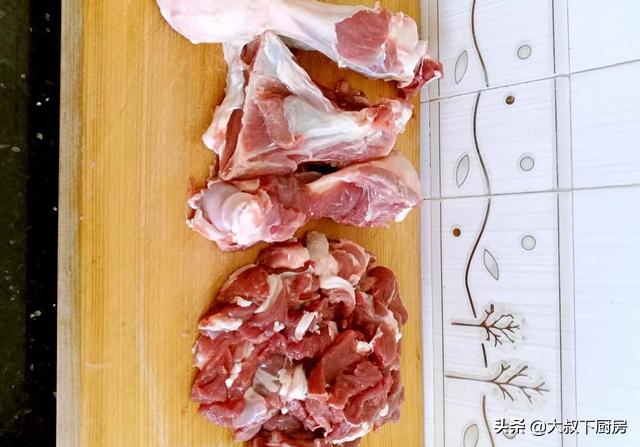 香菇胡萝卜木耳羊肉馅馄饨,大葱羊肉馅馄饨正宗做法