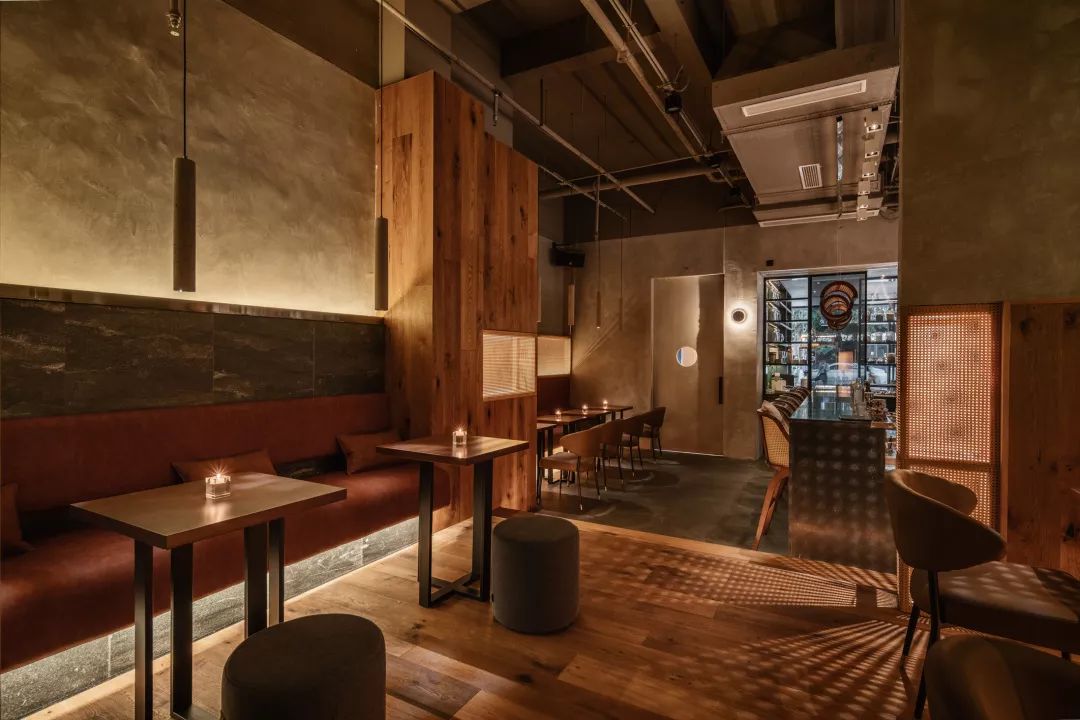 在110㎡空间里创造了两个世界，成都这个酒吧允许你上班时饮酒