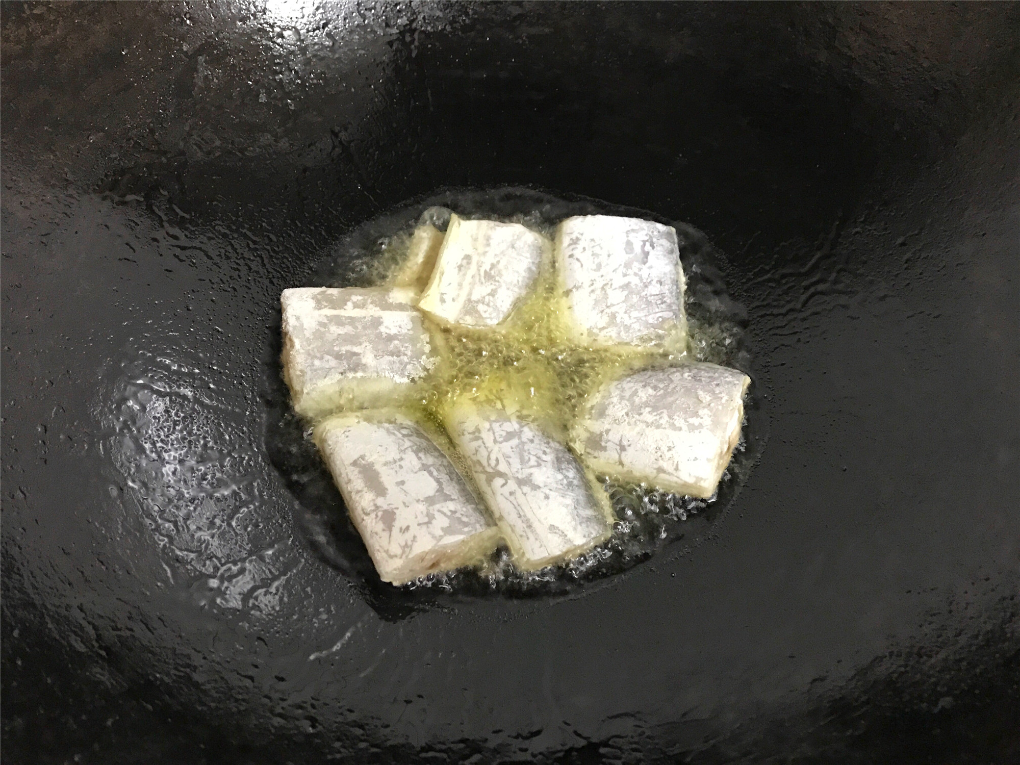 这才是炸带鱼的正确做法香酥鲜嫩,炸带鱼怎么不粘锅鱼肉不会碎