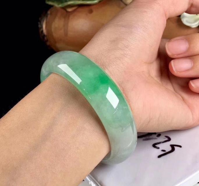 玉镯佩戴有哪些讲究,玉镯的戴法有什么讲究