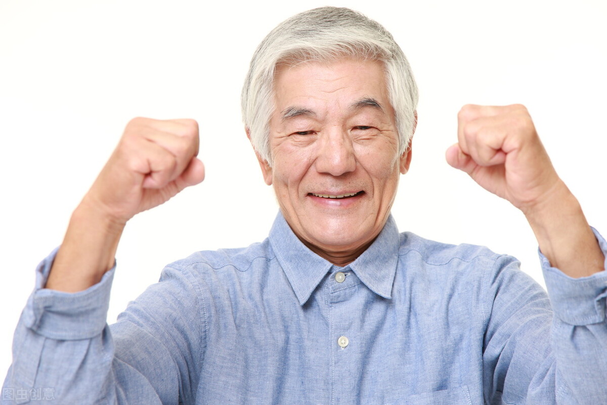 上班疲惫的年轻人不给老人让座,上下班高峰期需要给老人让座吗