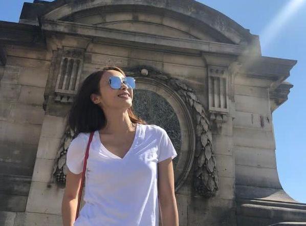 辣妈黎姿身穿白T恤，搭黑色运动裤，气质超惊艳