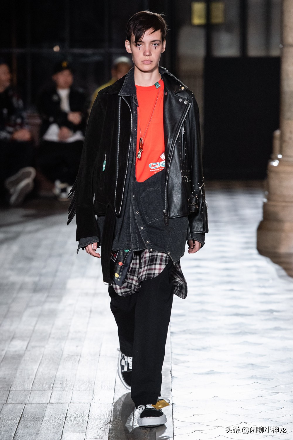王俊凯双拼皮衣穿搭,王俊凯时尚穿搭帅气有型