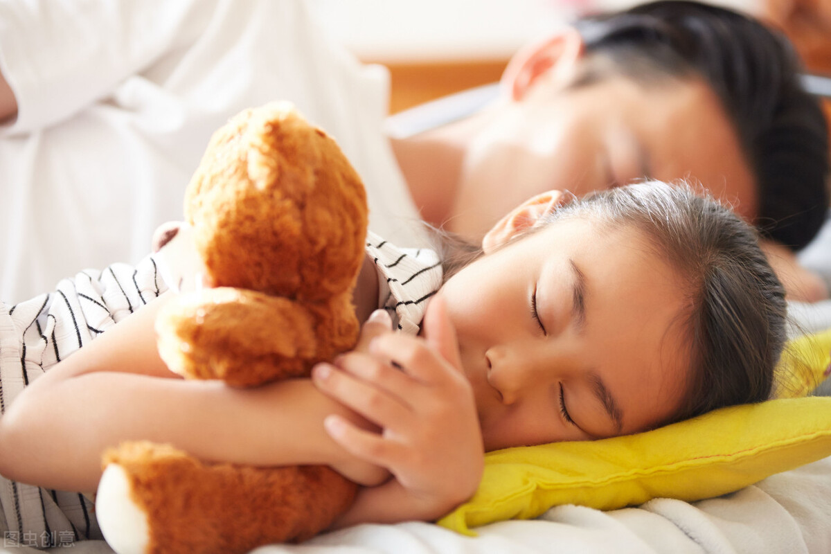 儿子3岁总是摸着妈妈乳房睡觉，我觉得很不方便，怎么合适地拒绝?