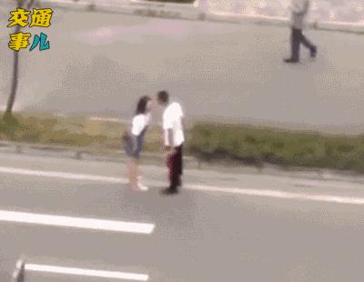 情侣马路上吵架被撞死司机怎么判,情侣在马路中间吵架女生被撞身亡