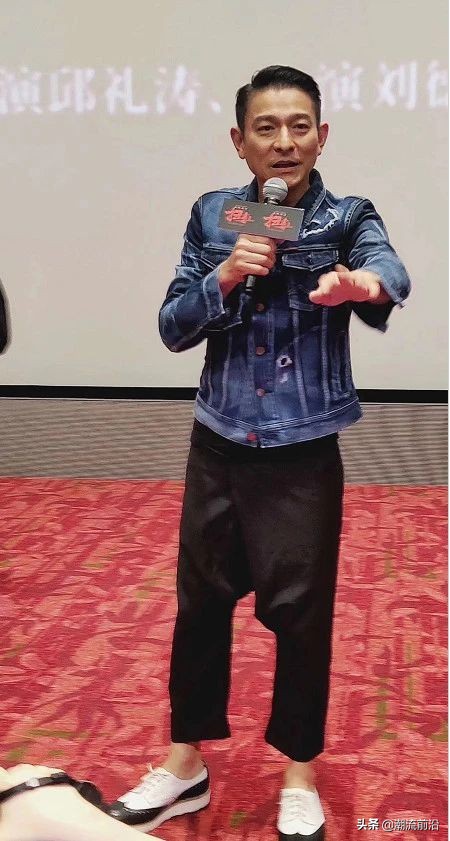 刘德华老了为什么装得很年轻,刘德华年轻时一脸褶子