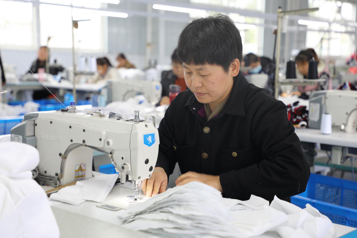 陕西杨陵:一台缝纫机奏响致富曲