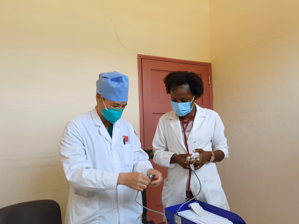 我院心内科援外医生完成圣普首例超声引导下永久心脏起搏器植入术