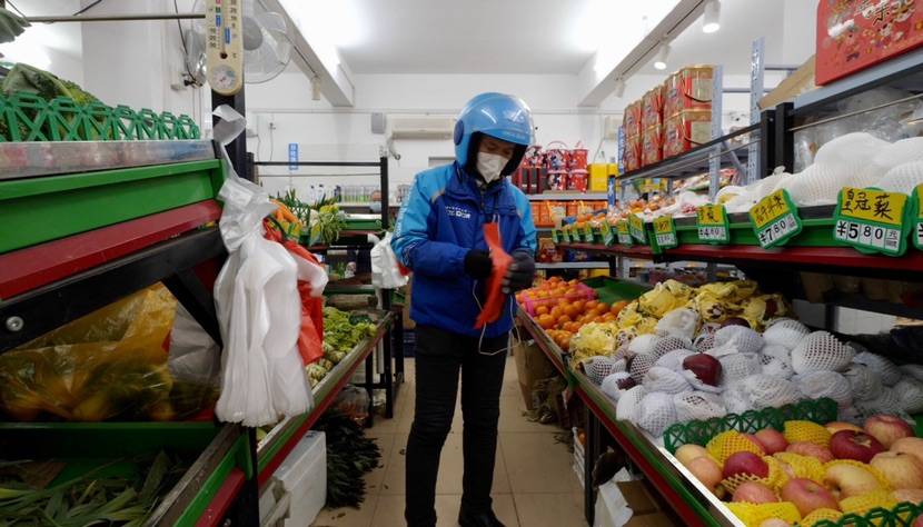 “你在家我跑腿”从网红奶茶到蔬菜药品，外卖小哥成上海“社区采购员”