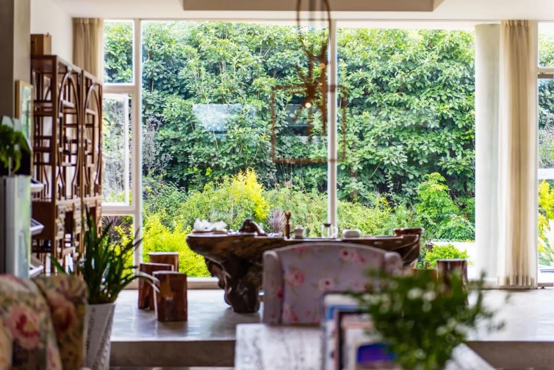 他建了一个3000㎡的浪漫花园，情侣不远千里只为一场草坪婚礼