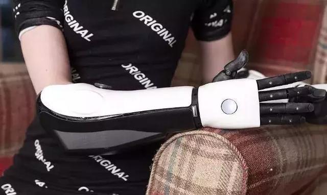 科技的喜与殇：有人成为现实版阿丽塔，有人被赶下公交车