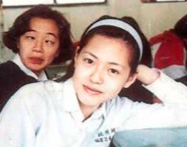 贵圈最大pua阴谋？小花被亲姐*脑洗**30年，还蒙在鼓里…