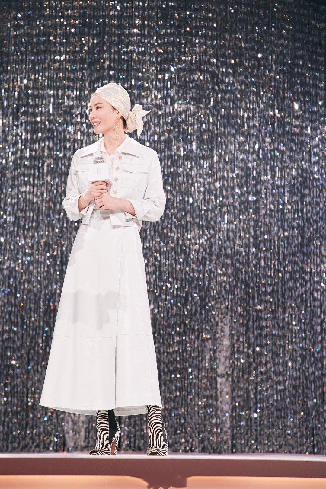 王菲的穿搭一直充满成熟的气息,王菲当年的穿搭真是越品越时髦