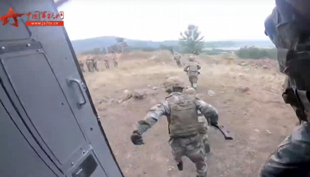 星空迷彩在07迷彩上有哪些升级,星空迷彩对比全地形迷彩服图片