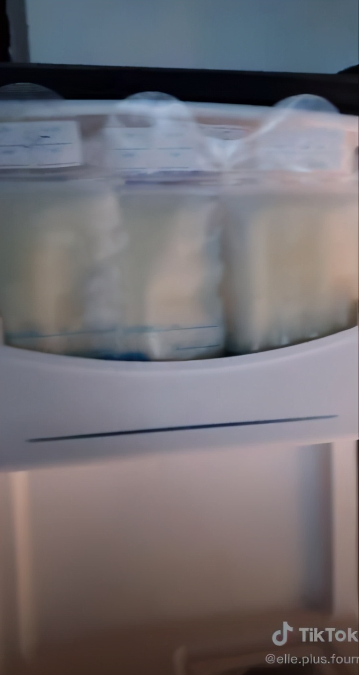 妈妈记录三胞胎一天奶量,三胞胎妈妈喂小宝宝