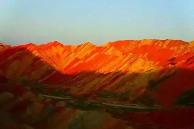 带您探索神秘大西北,一湖倒影一湖诗,半湖金色半湖