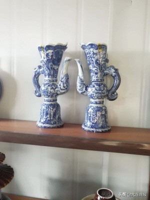 大连三十里堡有一位全国对瓶居酒器收藏家，他用2万只空酒瓶建起博物馆