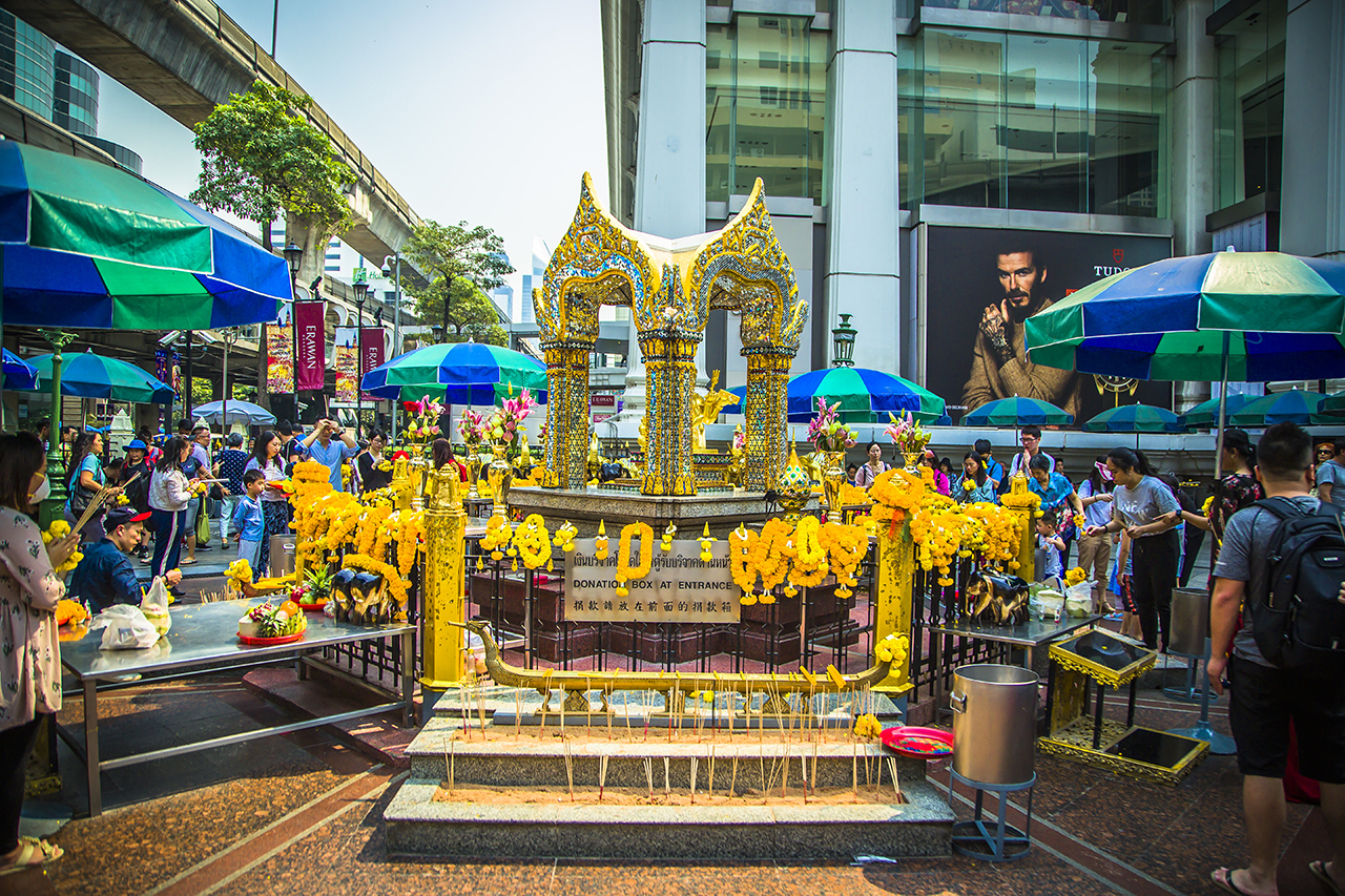 泰国处处都有四面佛，只有曼谷这个最灵验，因有求必应而享誉国际