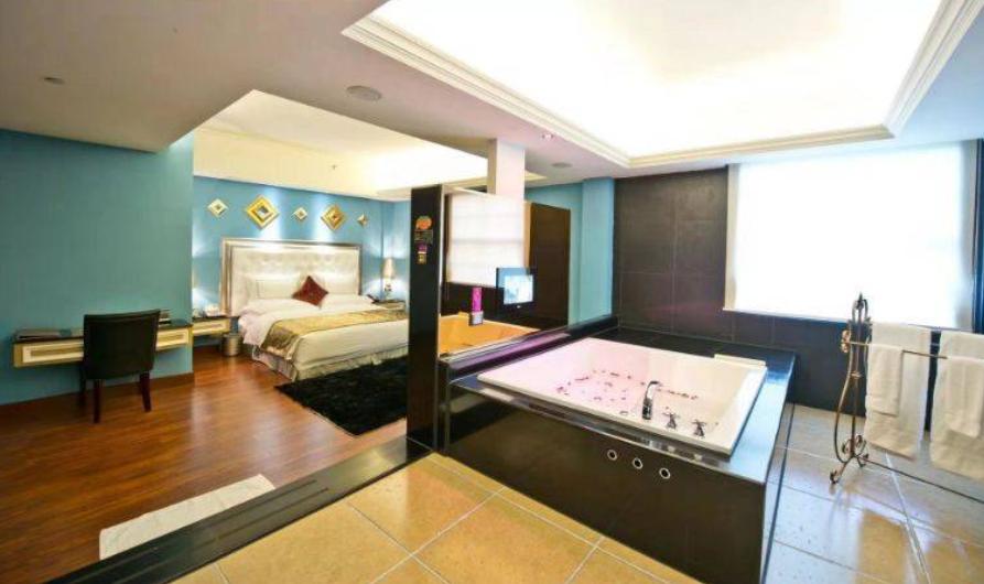 「珠海」538元爱琴海汽车精品酒店男爵大床房，平日周末不加收