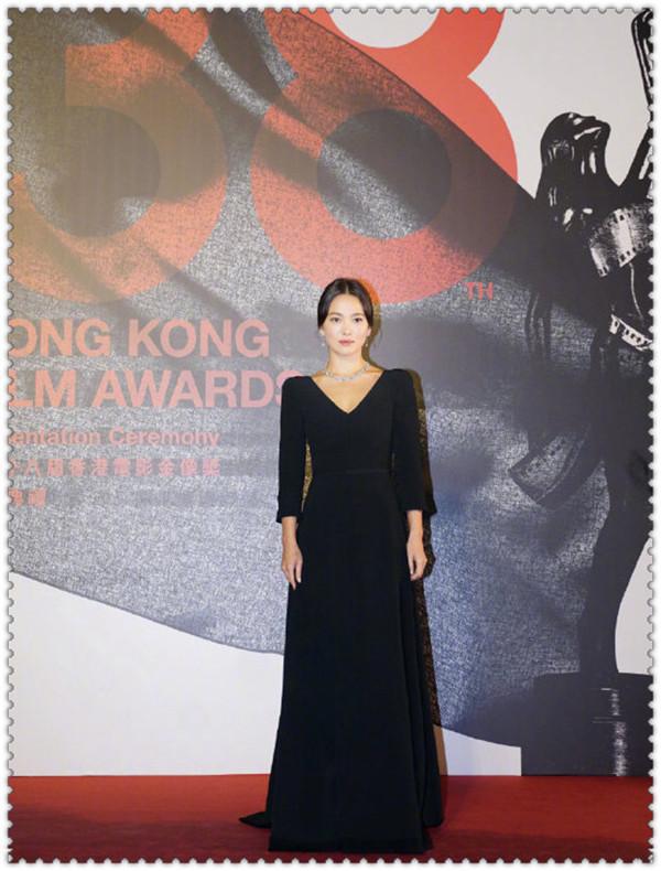 37岁宋慧乔身穿小黑裙简约优雅,宋慧乔颠覆清新风格