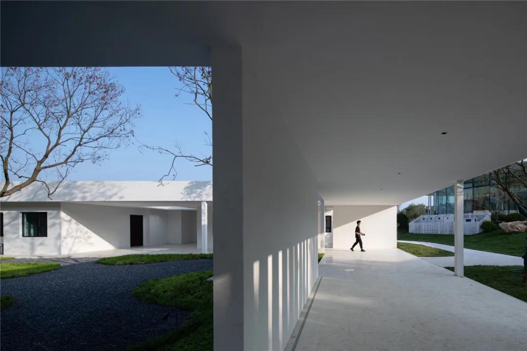 消隐在自然山水之中的四季花房丨青岛万科·四季草堂