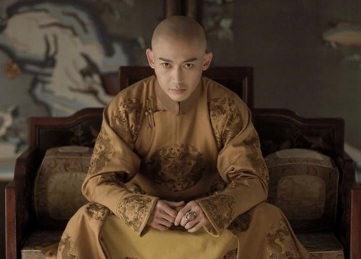 乾隆喜欢嘉庆的生母,她是清朝第一位被皇帝废掉的皇后